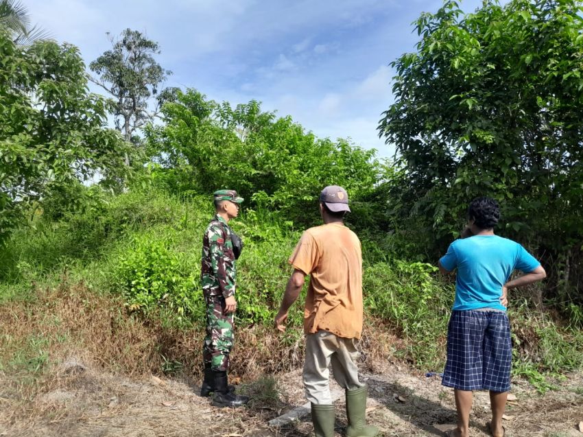 Pratu P Situmorang Bersama Warga Maini Terus Lakukan Patroli Karhutla