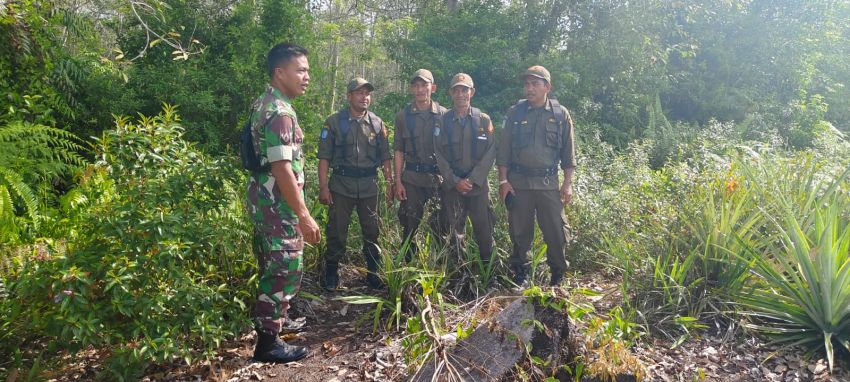 Sertu Rudi R Bersama Warga Kedabu Rapat Terus Lakukan Patroli Karhutla