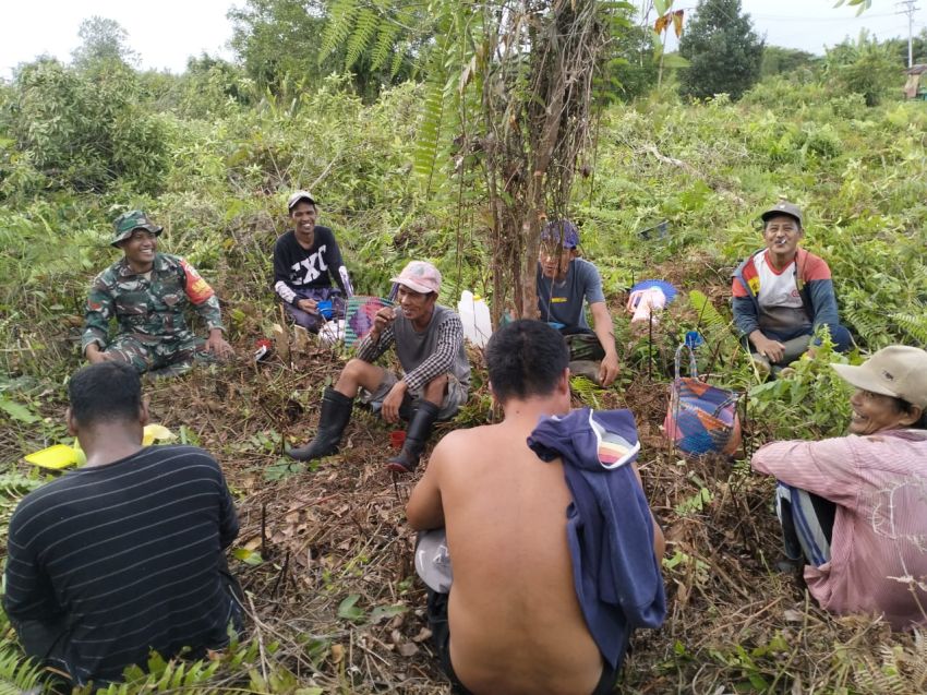 Jaga Hubungan Baik, Koptu Masran Lakukan Komsos Dengan Warga Sungai Gayung Kiri