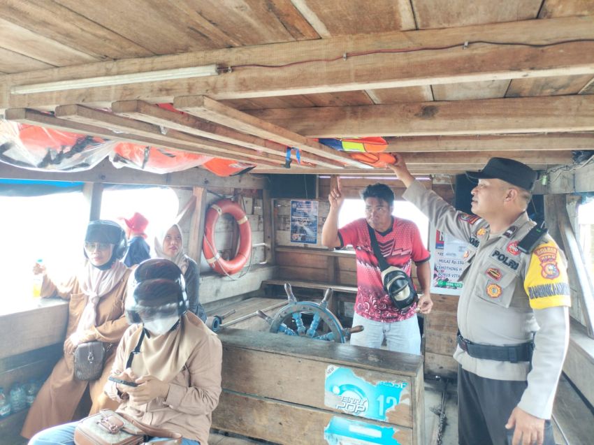 Operasi Lilin LK 2024, Polsek Rangsang Barat Pantau Arus Penumpang di Pelabuhan Penyeberangan
