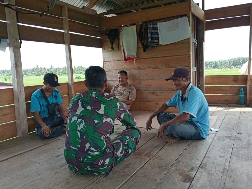 Pererat Silaturahmi, Serka Anton Harianja Gelar Komsos Dengan Warga Tanjung Kedabu