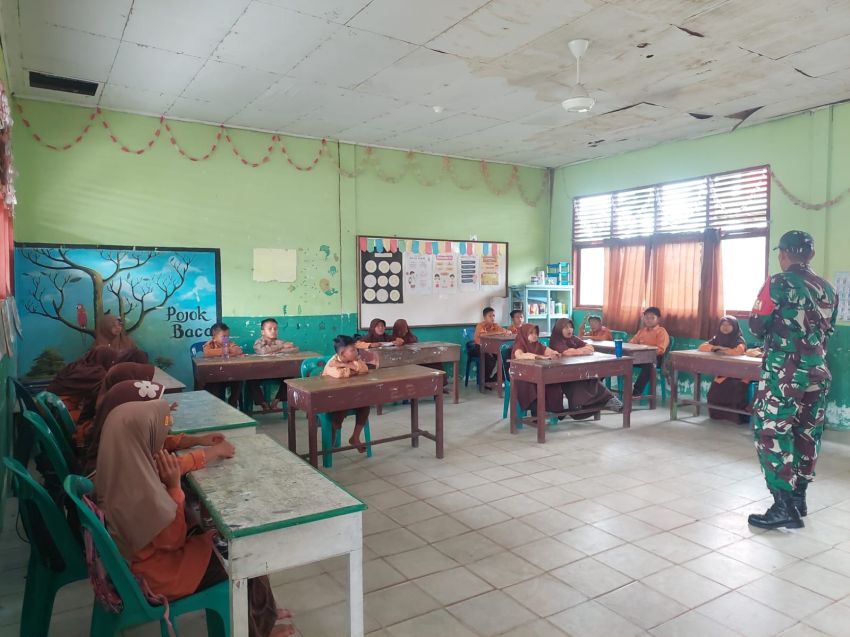 Kunjungi SDN 19 Alahair Timur, Serda Firman S Motivasi Siswa-siswi Agar Semangat Belajar