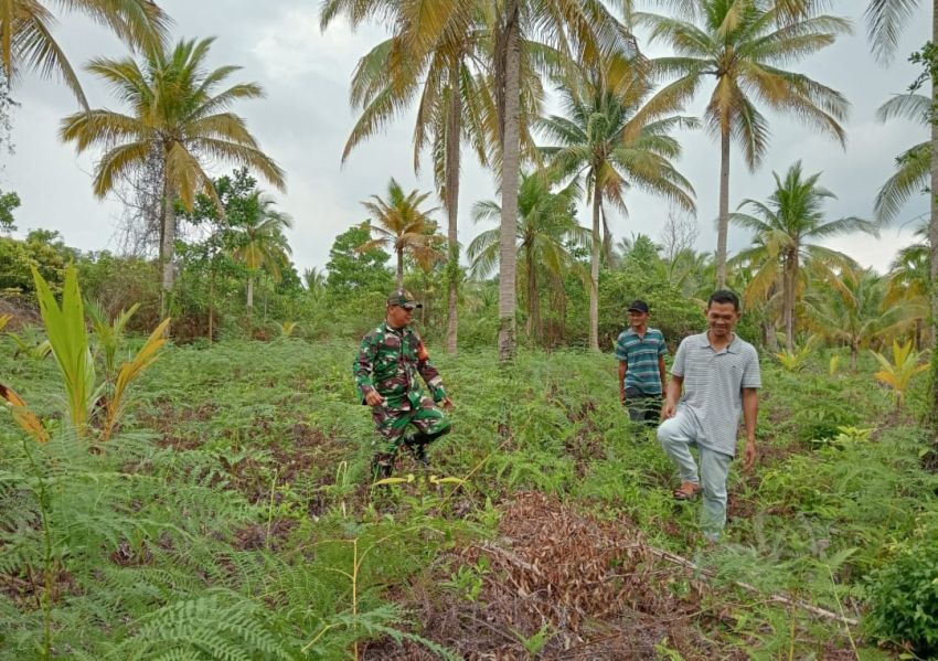 Cegah Karhutla, Serda Imam Subarkah Bersama Warga Topang Gencar Patroli