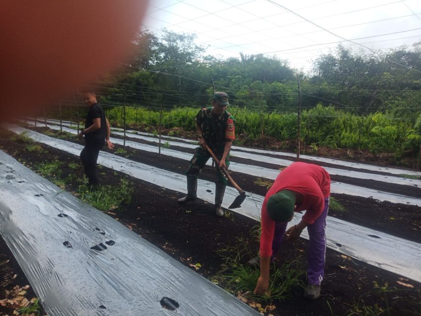 Ikut Gotong Royong, Serda Suprayitno Juga Lakukan Komsos Dengan Warga Sungai Cina