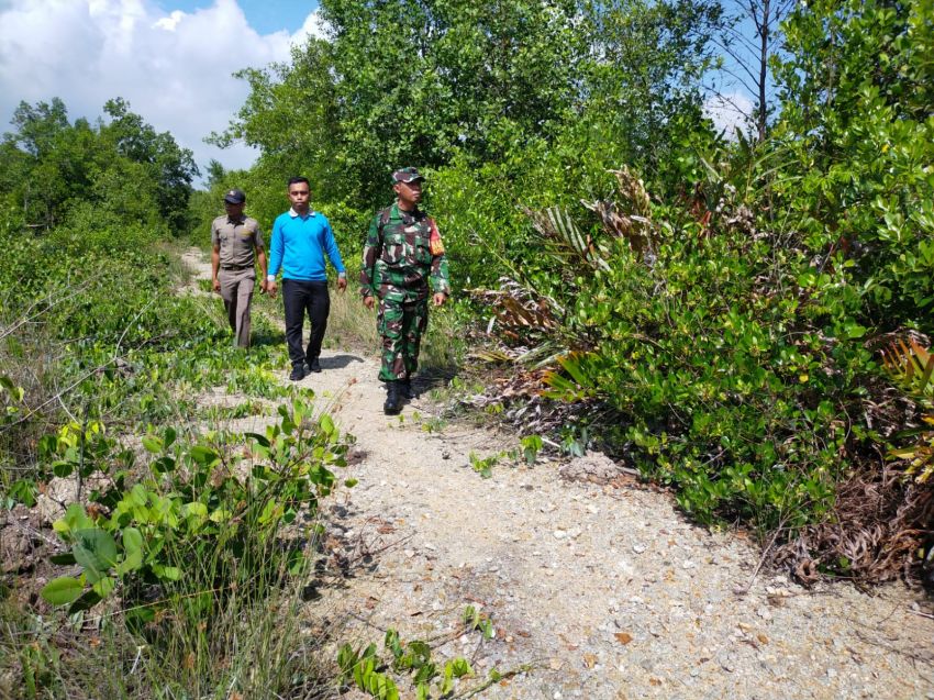 Cegah Karhutla, Serma Safi'i Bersama Satpol PP dan MPA Patroli di Desa Alai Selatan