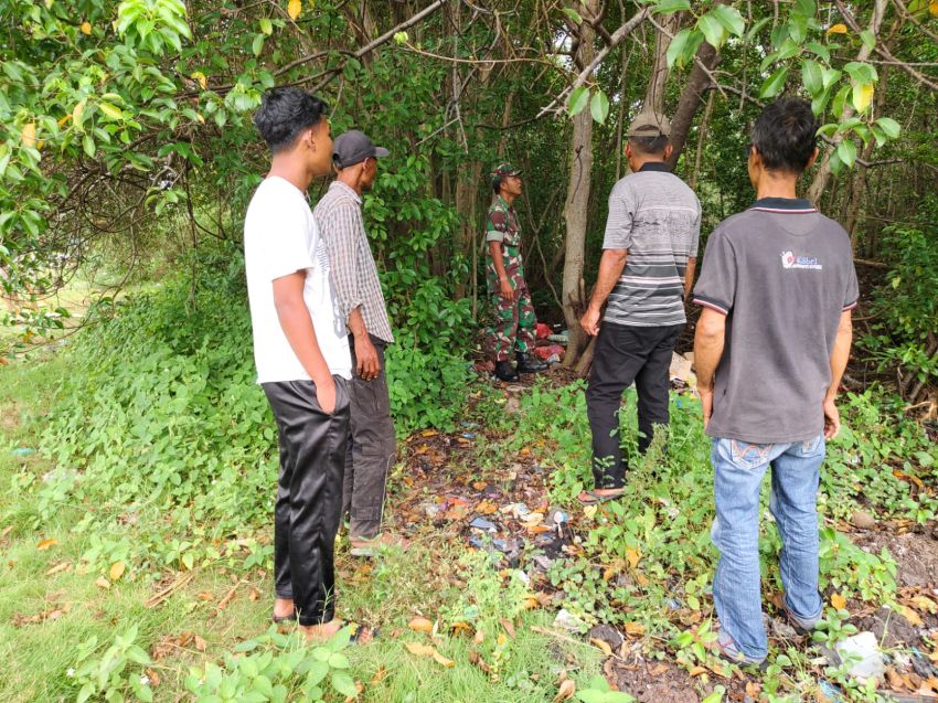 Sertu Rudi R Bersama Warga Patroli Cegah Karhutla di Desa Sendaur
