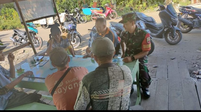 Pererat Silaturahmi, Serda Muslim Gelar Komsos Dengan Warga Tanjung Peranap