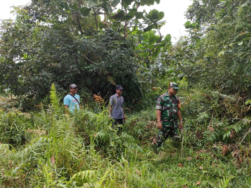 Patroli di Desa Nipah Sendanu, Serda Herman Saputra Ajak Warga Bersinergi Cegah Karhutla