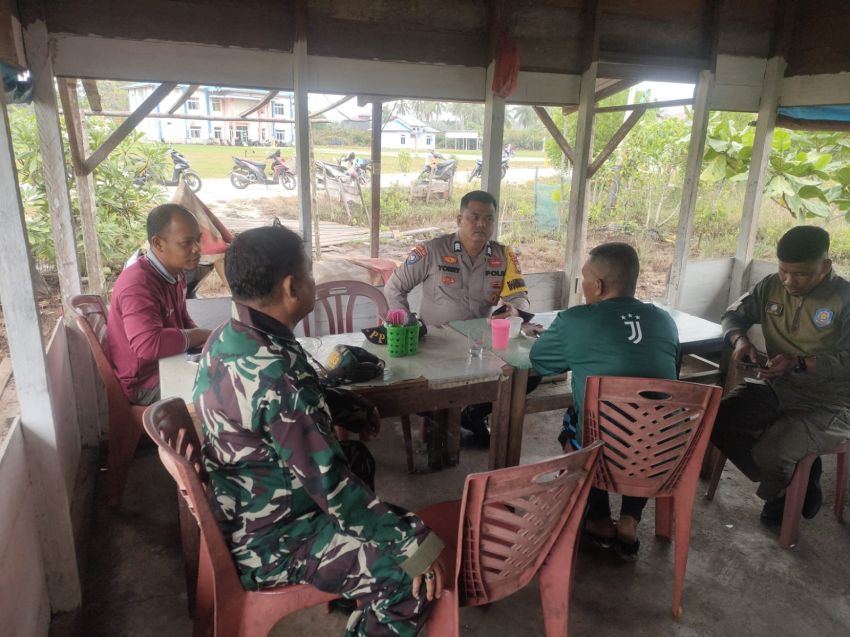 Jaga Hubungan Baik, Serda Herman Saputra Lakukan Komsos Dengan Warga Nipah Sendanu