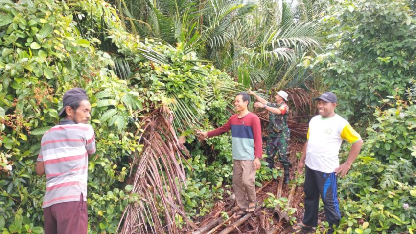 Cegah Karhutla, Sertu M Amri Bersama Warga Patroli di Kelurahan Selatpanjang Selatan