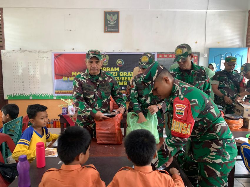 Danramil Turun Langsung Bagikan Makan Siang Sehat Bergizi di SDN 24 Selatpanjang Kota