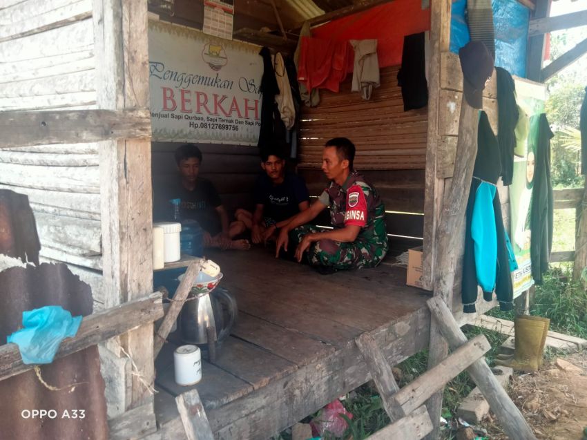 Jaga Hubungan Baik, Kopda Sukarman Lakukan Komsos Dengan Warga Tenggayun Raya
