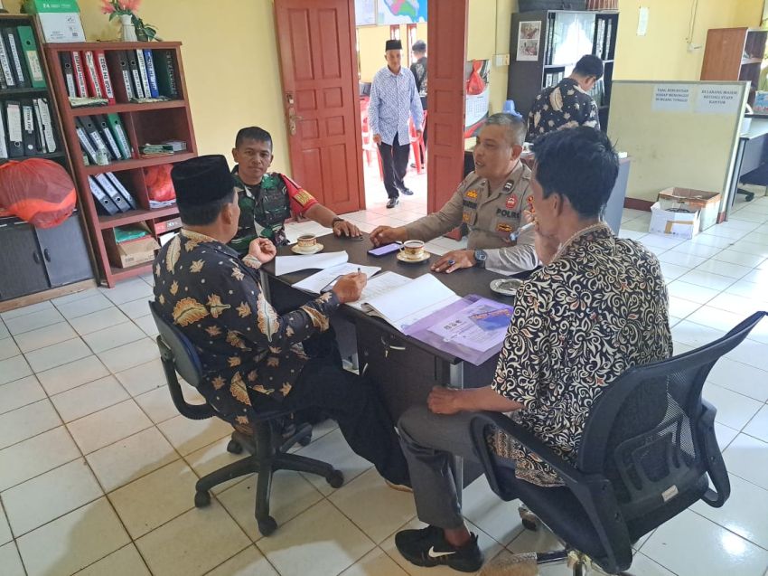Jaga Hubungan Baik, Serda D Sihotang Lakukan Komsos Dengan Warga Tanjung