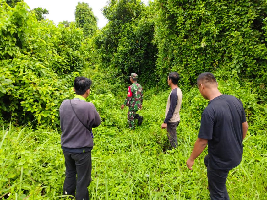 Lakukan Patroli, Sertu Rudi R Bersama Warga Cek Lokasi Rawan di Desa Sendaur