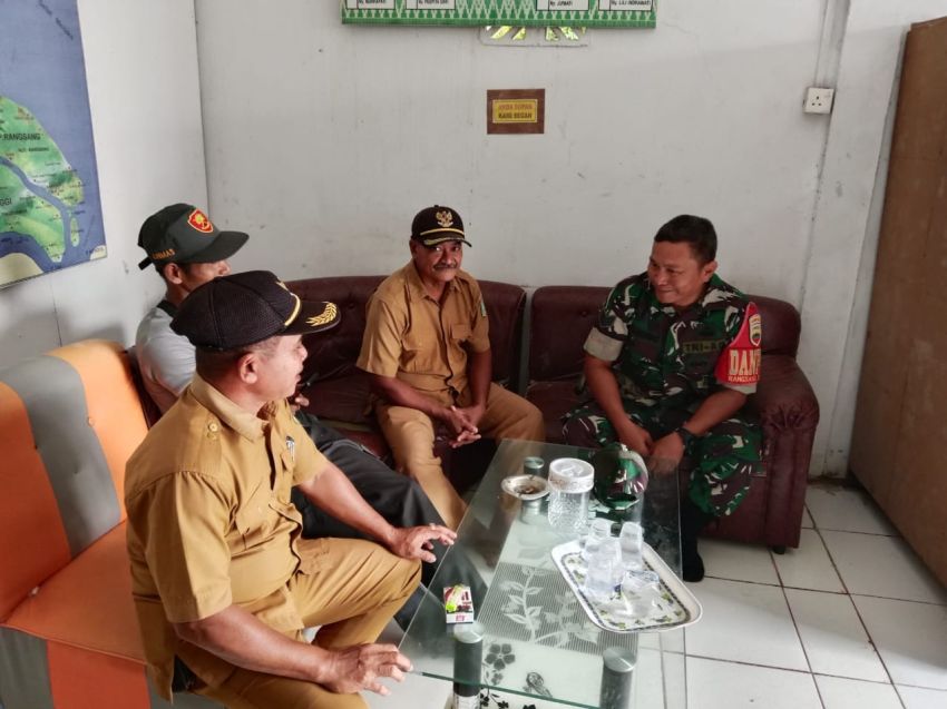 Gelar Komsos, Serka E Sembiring Temui Warga Bantar