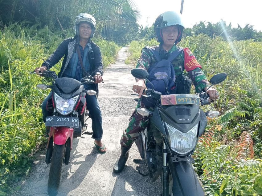 Antisipasi Terjadi Karhutla, Serka A Harianja Bersama Kadus dan RT Gelar Patroli di Desa Kedabu Rapat