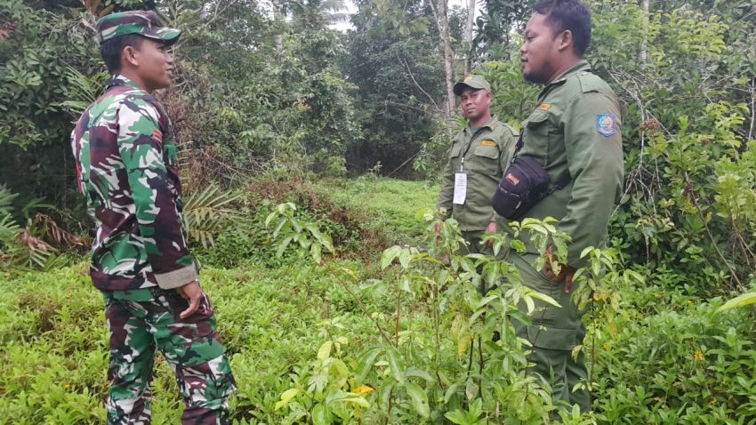 Lakukan Patroli, Pratu P Situmorang Bersama Linmas Desa Maini Darul Aman Cek Lokasi Rawan Karhutla