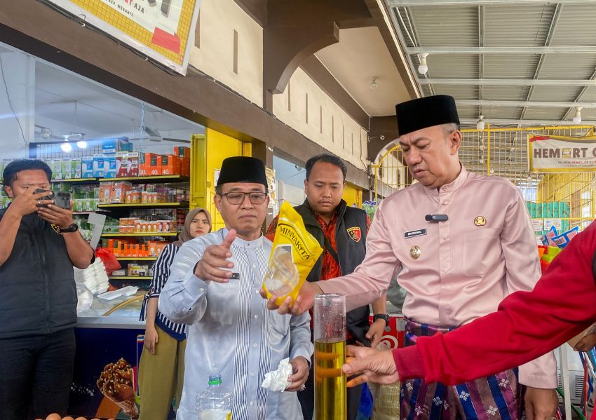 Wabup Muzamil Tinjau Minimarket, Cek Takaran Minyakita di Selatpanjang