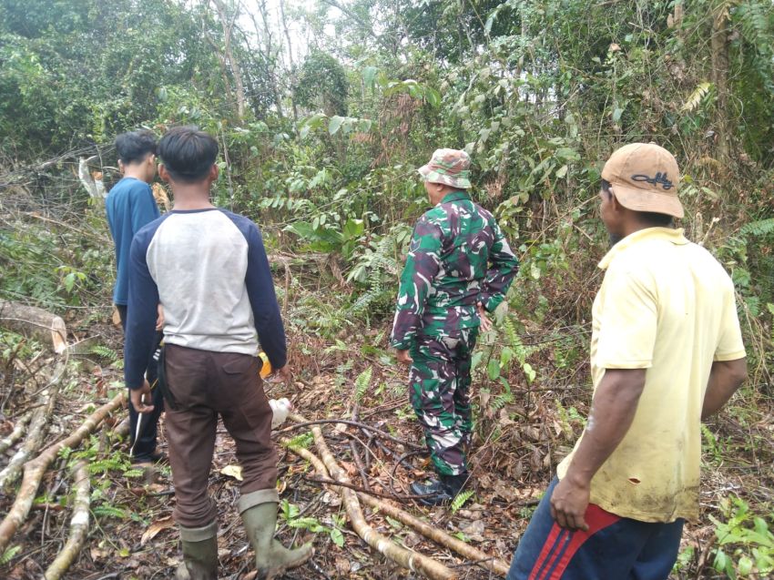 Antisipasi Terjadi Karhutla, Serka E Sembiring Bersama Warga Patroli di Desa Bantar
