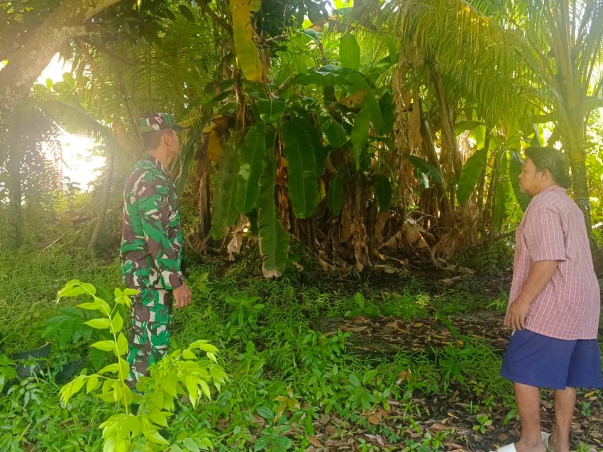 Patroli Cegah Karhutla, Serda Firman Sihotang Bersama Warga Sisir Wilayah Tanjung Harapan