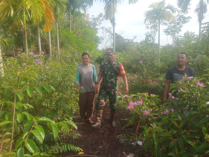 Patroli di Desa Sungai Cina, Serda Suprayitno Ajak Warga Bersinergi Cegah Karhutla