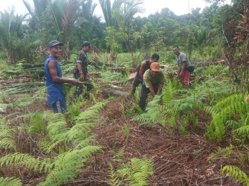 Patroli Cegah Karhutla, Serda Suprayitno Bersama MPA Sisir Wilayah Sungai Cina