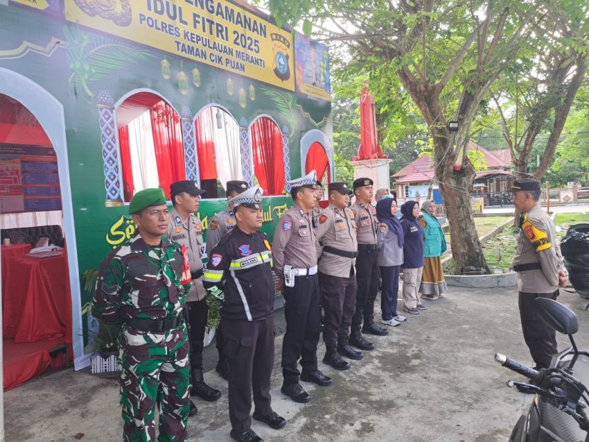 H+4 Lebaran, Serda D Sihotang Lakukan Pam di Taman Cik Puan Selatpanjang