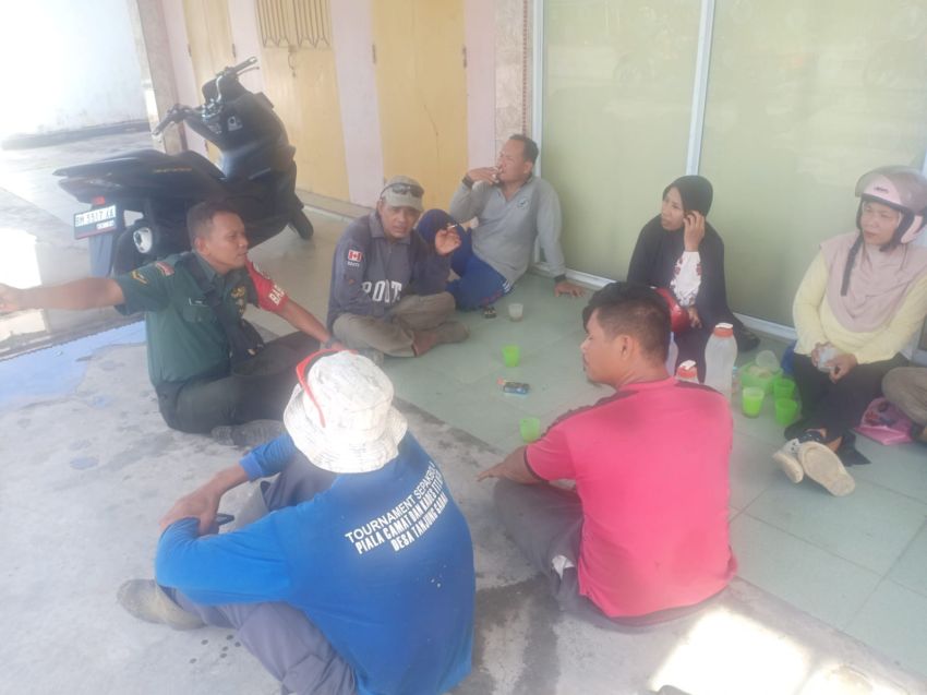 Jaga Hubungan Baik, Serda Lasidi Lakukan Komsos Dengan Warga Selatpanjang