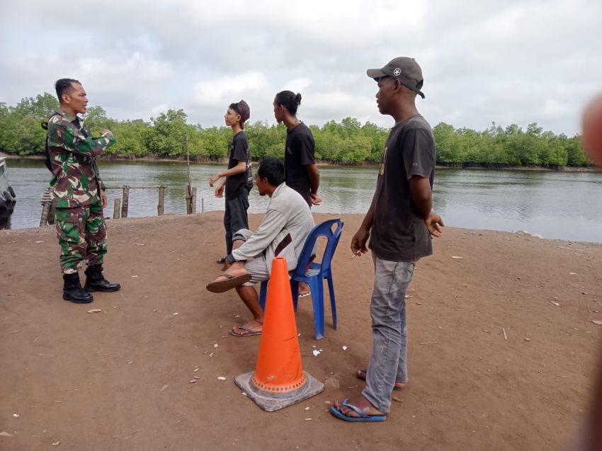 Pererat Silaturahmi, Serda Amsyaya Lakukan Komsos Dengan Warga Insit