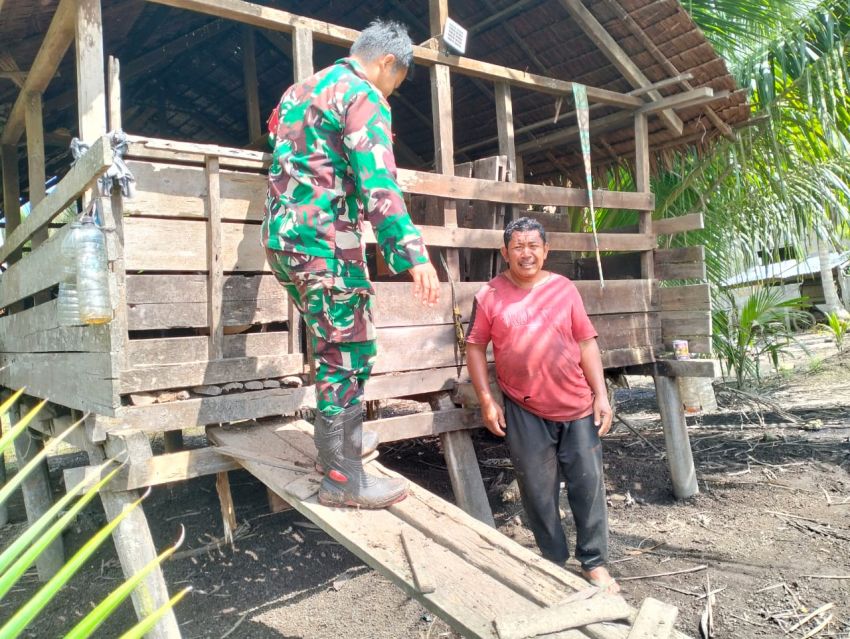 Pastikan Ternak Warga Bebas PMK, Pratu James T Gulo Temui Peternak Kambing di Desa Penyagun