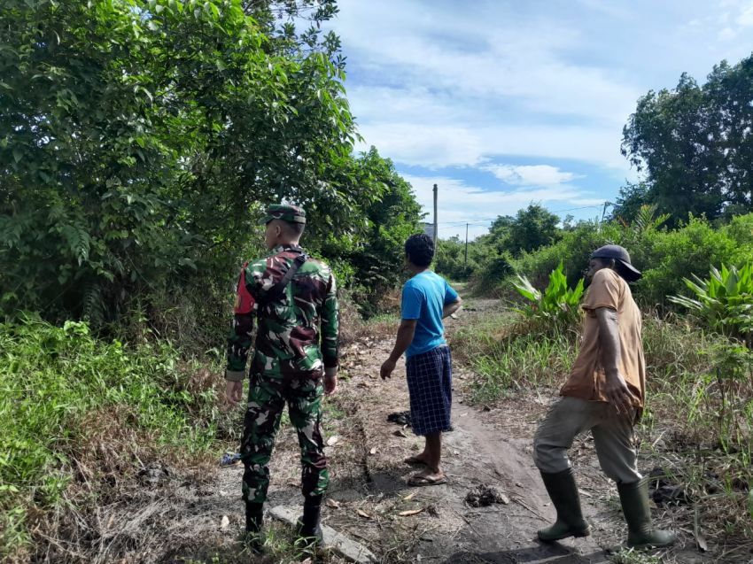Patroli Cegah Karhutla, Pratu P Situmorang Bersama Warga Sisir Wilayah Maini Darul Aman