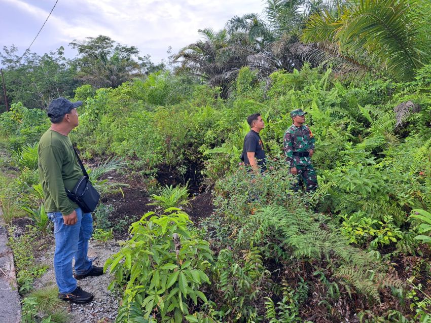 Lakukan Patroli, Sertu D Sihotang Bersama Warga Desa Tanjung Darul Takzim Cek Lokasi Rawan Karhutla