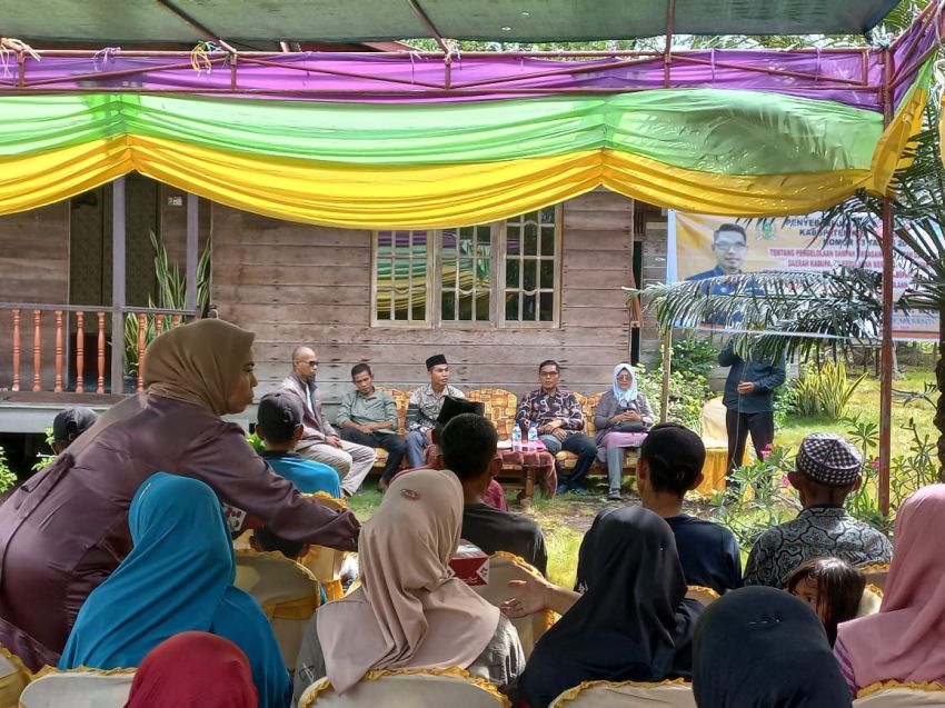 Al Amin Sebarkan Perda Tentang Pengelolaan Sampah di Desa Tanah Merah