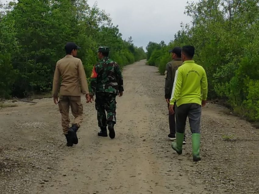 Patroli Cegah Karhutla, Serma Safi'i Bersama Satpol PP dan MPA Sisir Wilayah Rawan di Desa Alai