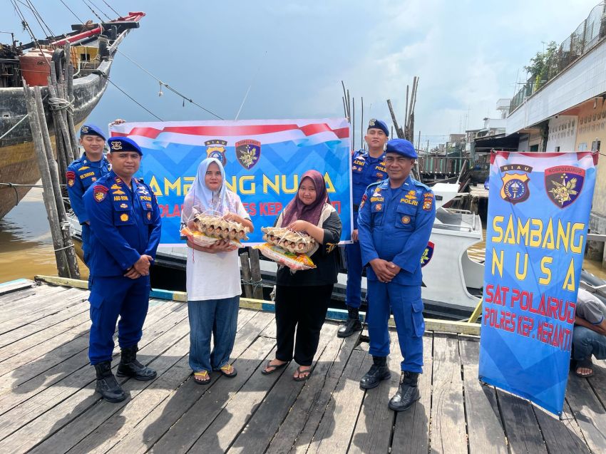 Sambang Nusa Presisi, Sat Polairud Polres Meranti Bagi Sembako Kepada Nelayan