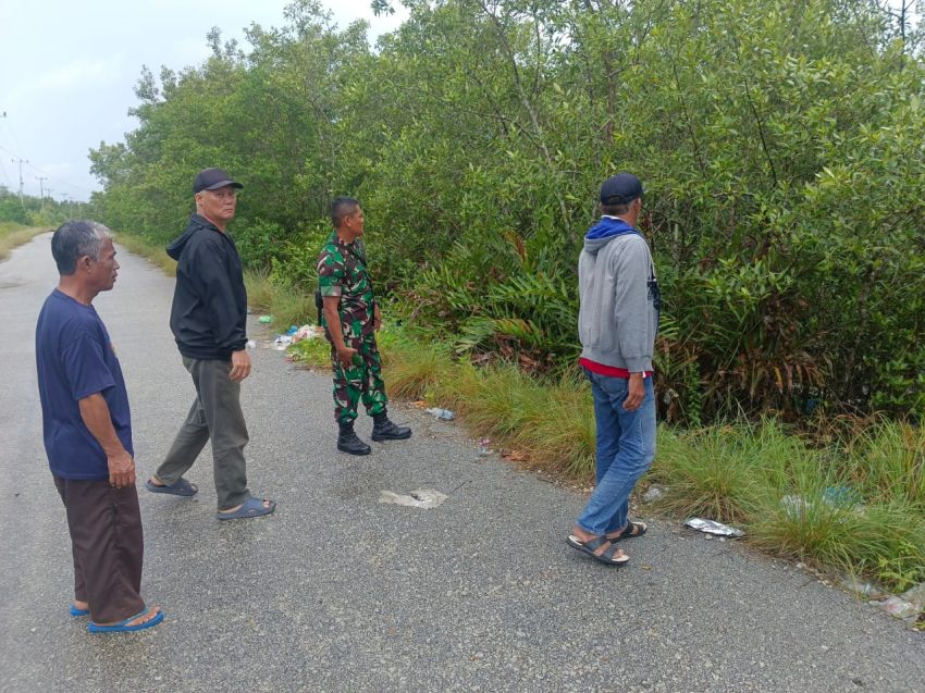 Antisipasi Terjadi Karhutla, Babinsa Koramil 02 Tebingtinggi Bersama Warga Lakukan Patroli