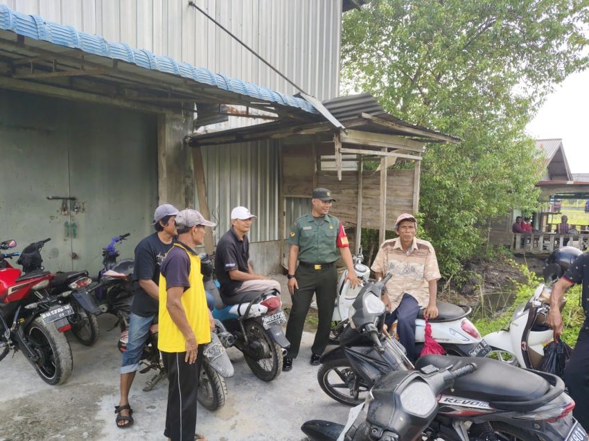 Pererat Silaturahmi, Serda Supriandi Lakukan Komsos Dengan Warga Desa Banglas