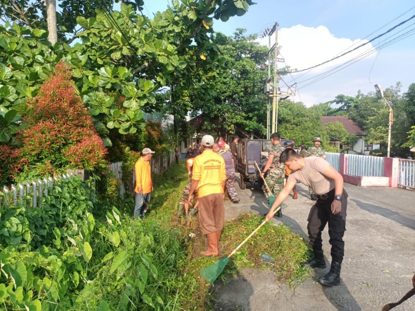 Jumpa Berlian, Personel Gabungan Goro Bersihkan Selokan di Jalan Pahlawan Selatpanjang