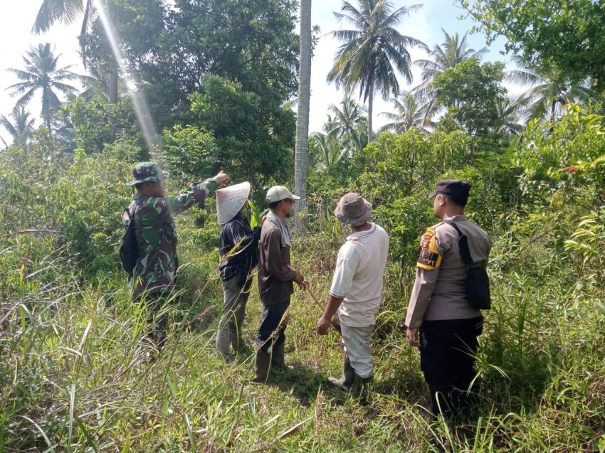 Patroli Cegah Karhutla, Serda Amsyaya Bersama Warga Sisir Wilayah Rawan di Desa Insit