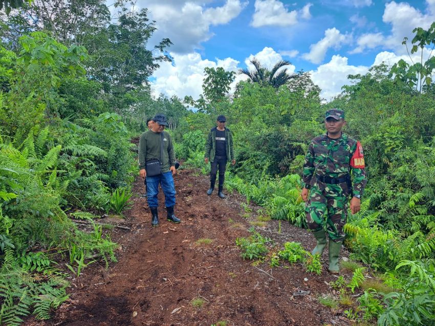 Lakukan Patroli, Serda D Sihotang Bersama Warga Cek Lokasi Rawan Karhutla di Desa Tanjung