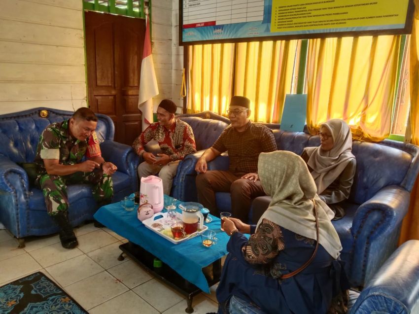 Pererat Silaturahmi, Serka E Sembiring Lakukan Komsos Dengan Warga Desa Bantar