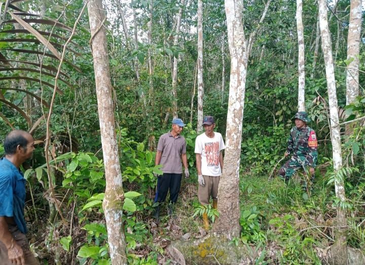 Upaya Cegah Karhutla, Serda Amsyaya Bersama Warga Desa Insit Lakukan Patroli