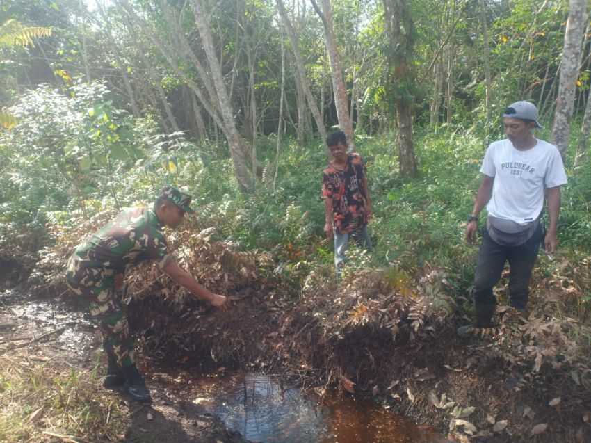 Upaya Cegah Karhutla, Pratu Angga Pebrihadi Ajak MPA Patroli di Desa Telaga Baru