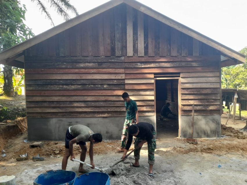 Percepat Pekerjaan, Danramil Mandau Tinjau Rehab RTLH di Desa Harapan Baru