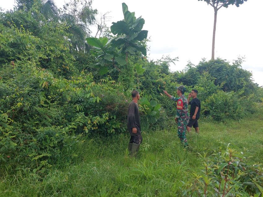 Pratu Aldimas Rizki Bersama Warga Desa Alahair Timur Lakukan Patroli Cegah Karhutla