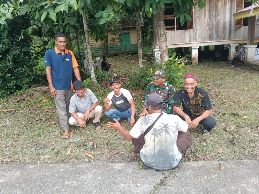 Gelar Komsos, Serda Eka Rafiz Duduk Bersama Warga Desa Lukun
