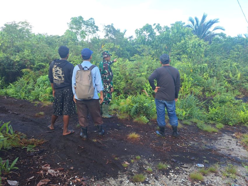 Serda D Sihotang Bersama Warga Desa Tanjung Patroli Cegah Karhutla
