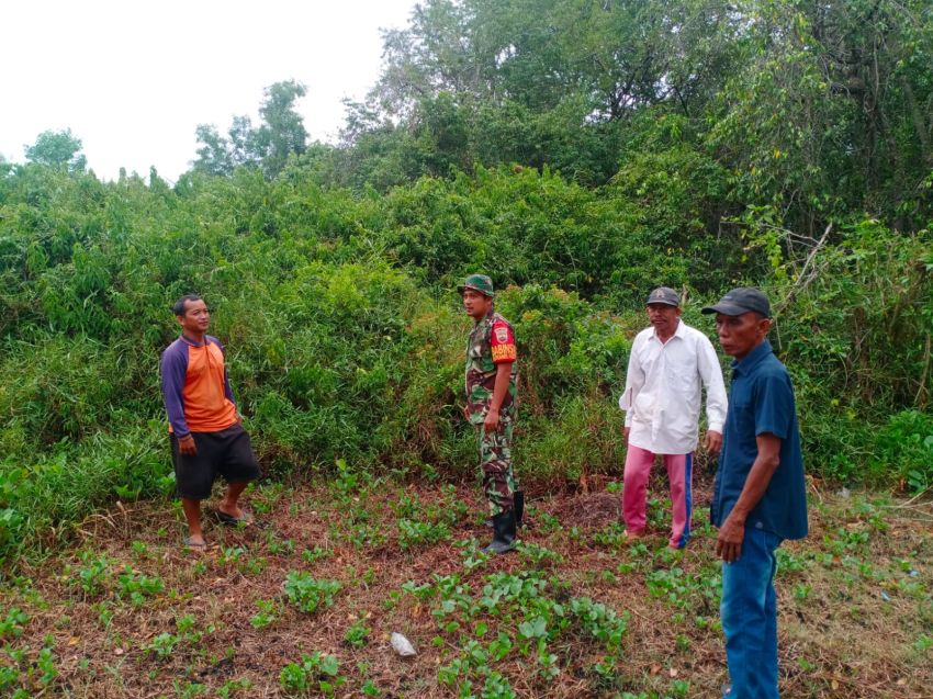 Lakukan Patroli, Serda Zulkarnain Bersama MPA Desa Mekar Baru Cek Lokasi Rawan Karhutla