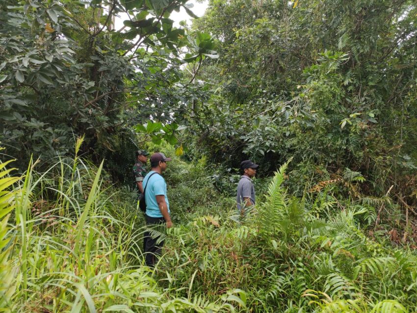 Cegah Karhutla, Serda Herman Saputra Patroli di Desa Nipah Sendanu