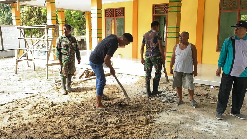 Satgas TMMD ke-124 Bersama Warga Goro Rehab MCK di Wilayah Kodim 0303/Bengkalis